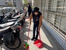 114年臺中清潔月逗陣來拼厝，同仁清掃一樓走廊