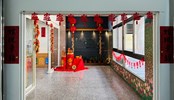 114年蛇年到，迎賓入口處懸掛招財進寶掛飾及張貼「蛇現幸福」春聯