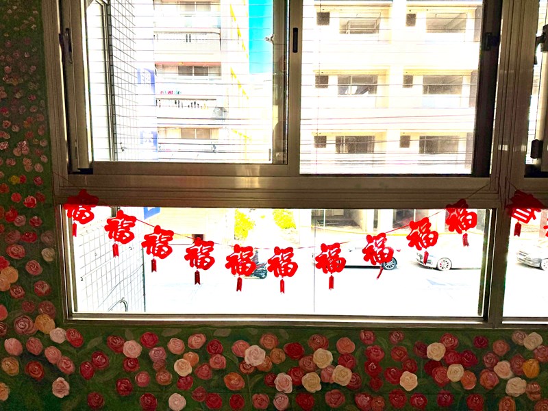 114年蛇年到，窗戶張貼「福」掛飾