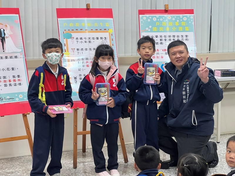 113年大明國小二年級師生本所參訪，主任頒獎給有獎徵搶答成功的小朋友