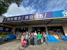 陪伴盲人步行至附近五金行