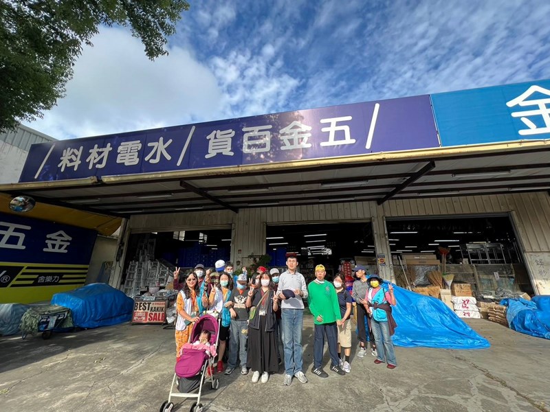 陪伴盲人步行至附近五金行