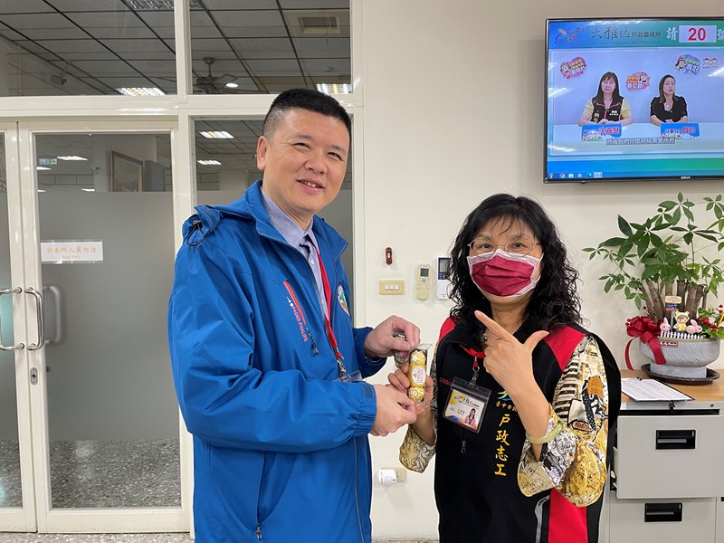 113年國際婦女節主任致贈民眾溫馨巧克力